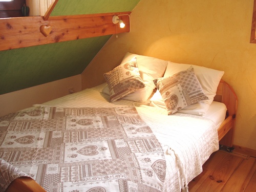 Französisches Doppelbett mit Lampe in unserem Ferienhaus im Elsass
